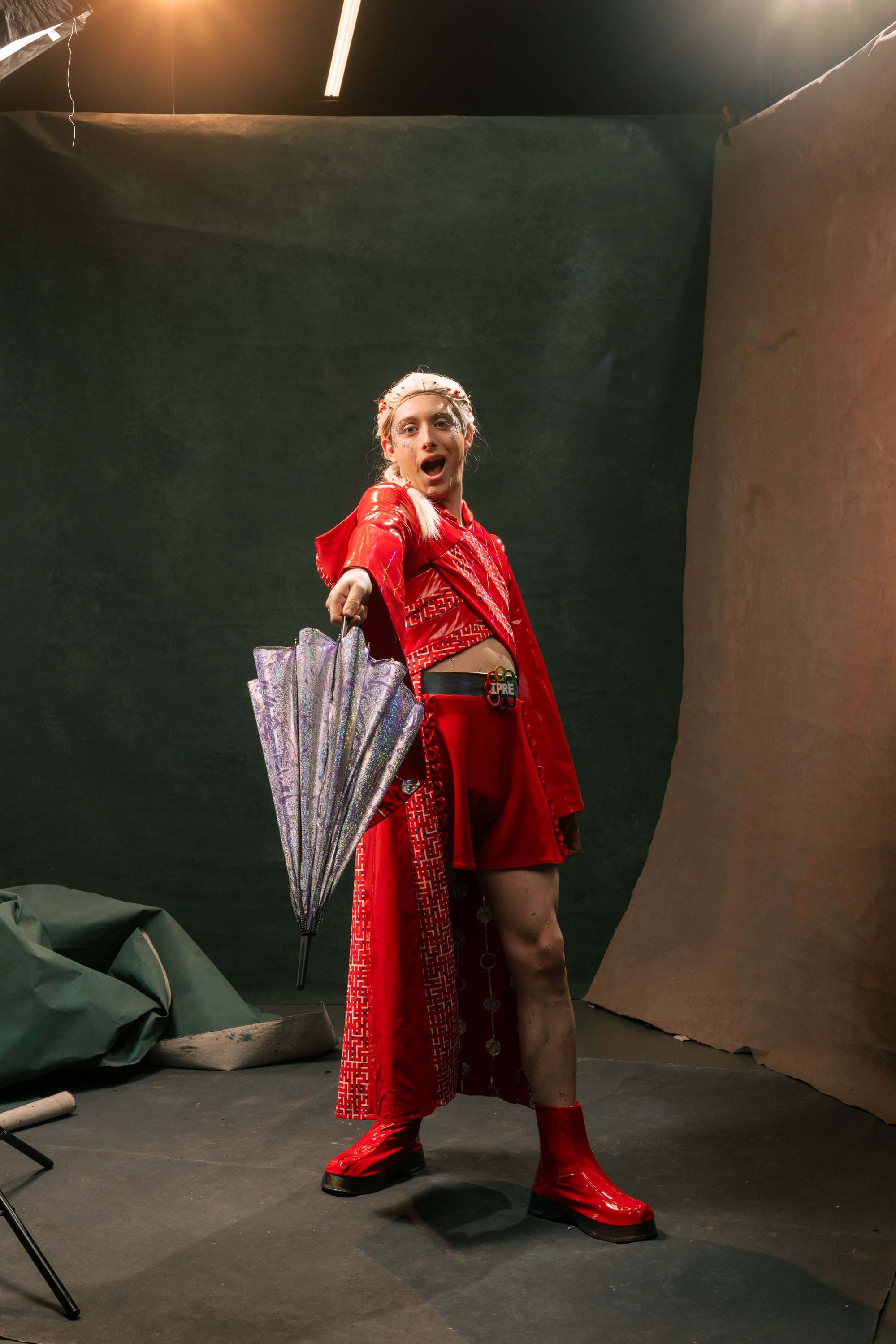 Lup pointing the umbra staff