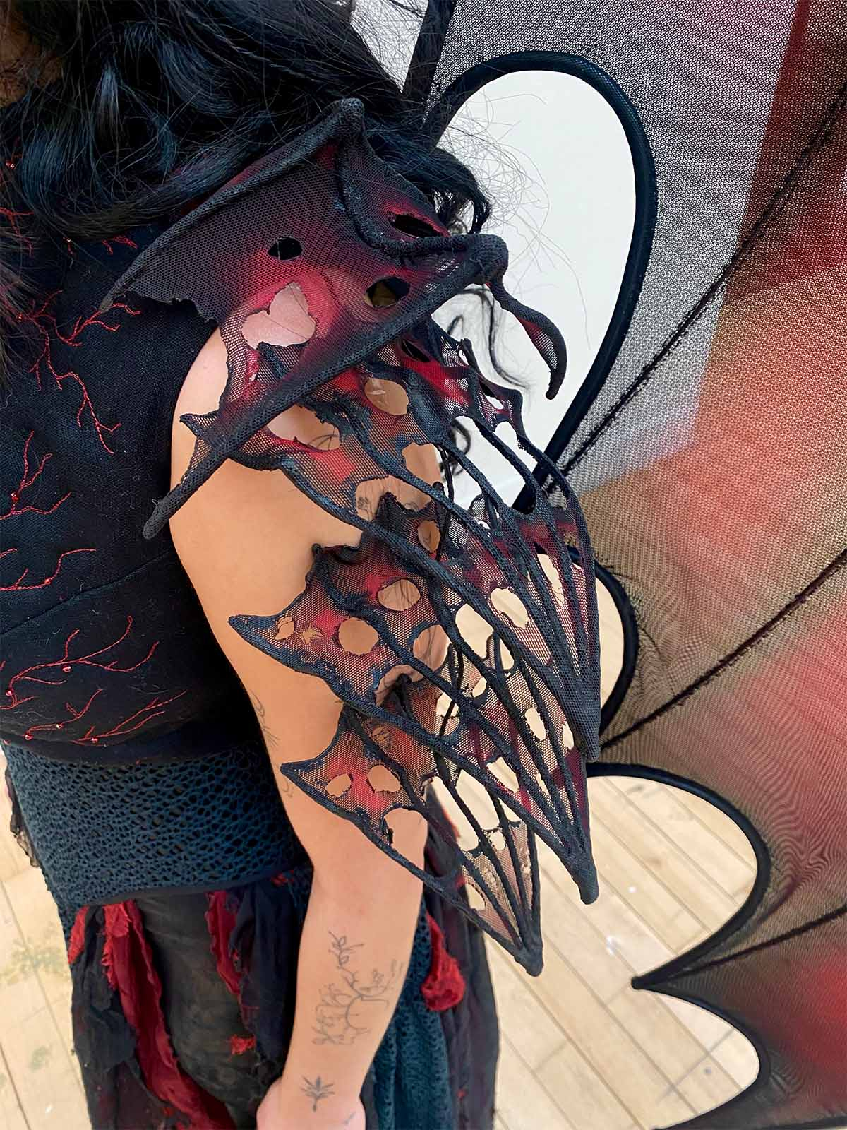 A close up shot of Manon Blackbeak's epaullettes.