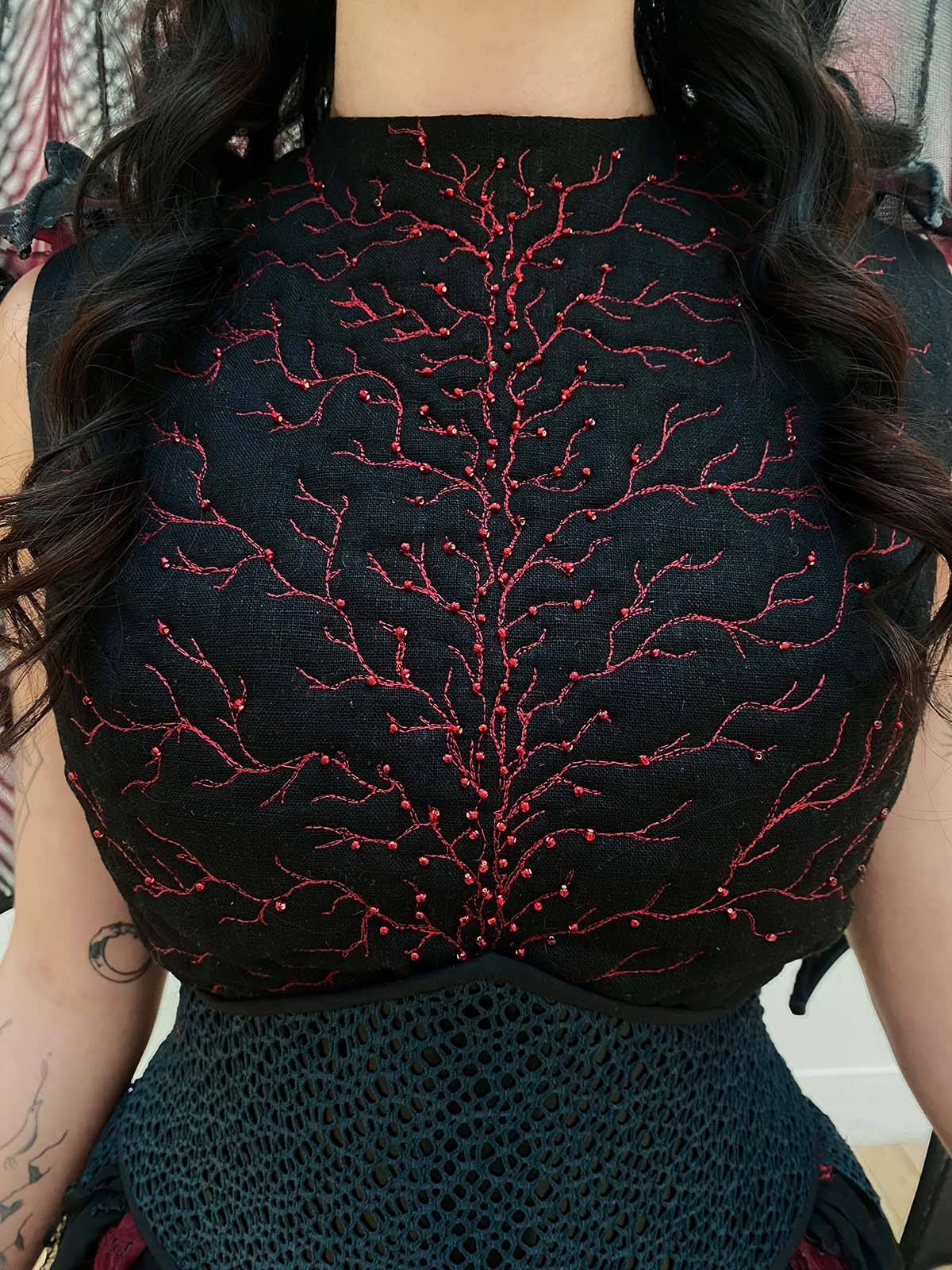  A close up shot of Manon Blackbeak's bodice with free machine embroidery.