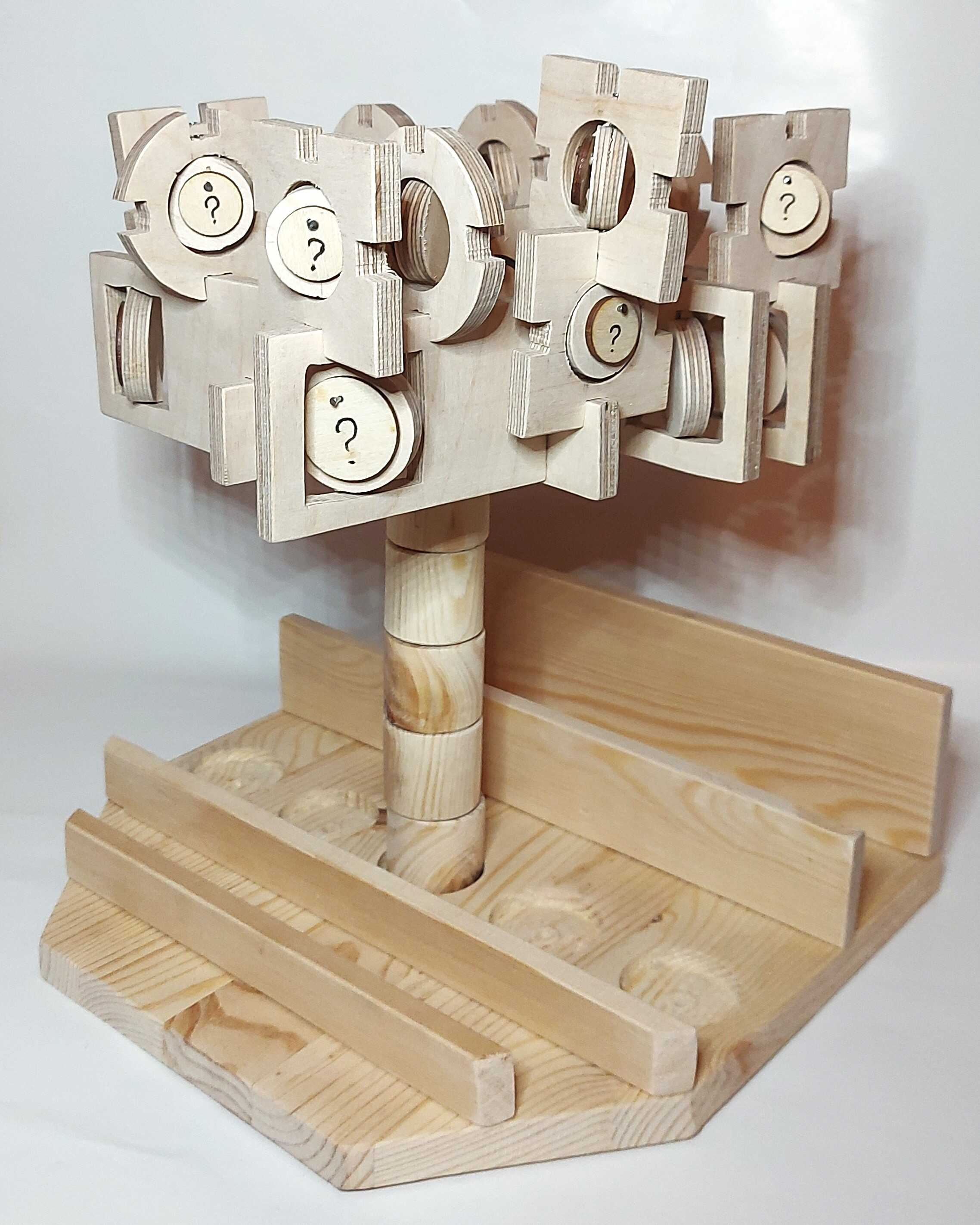 MemoTree - a Kids memory game that is every changing and looks like a tree made of wooden parts.