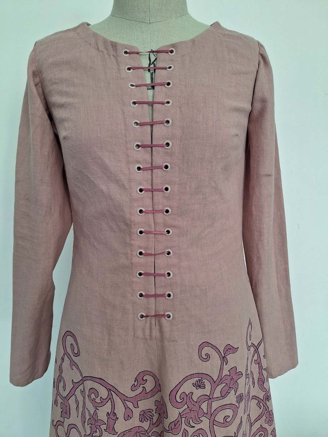 kirtle close-up. 