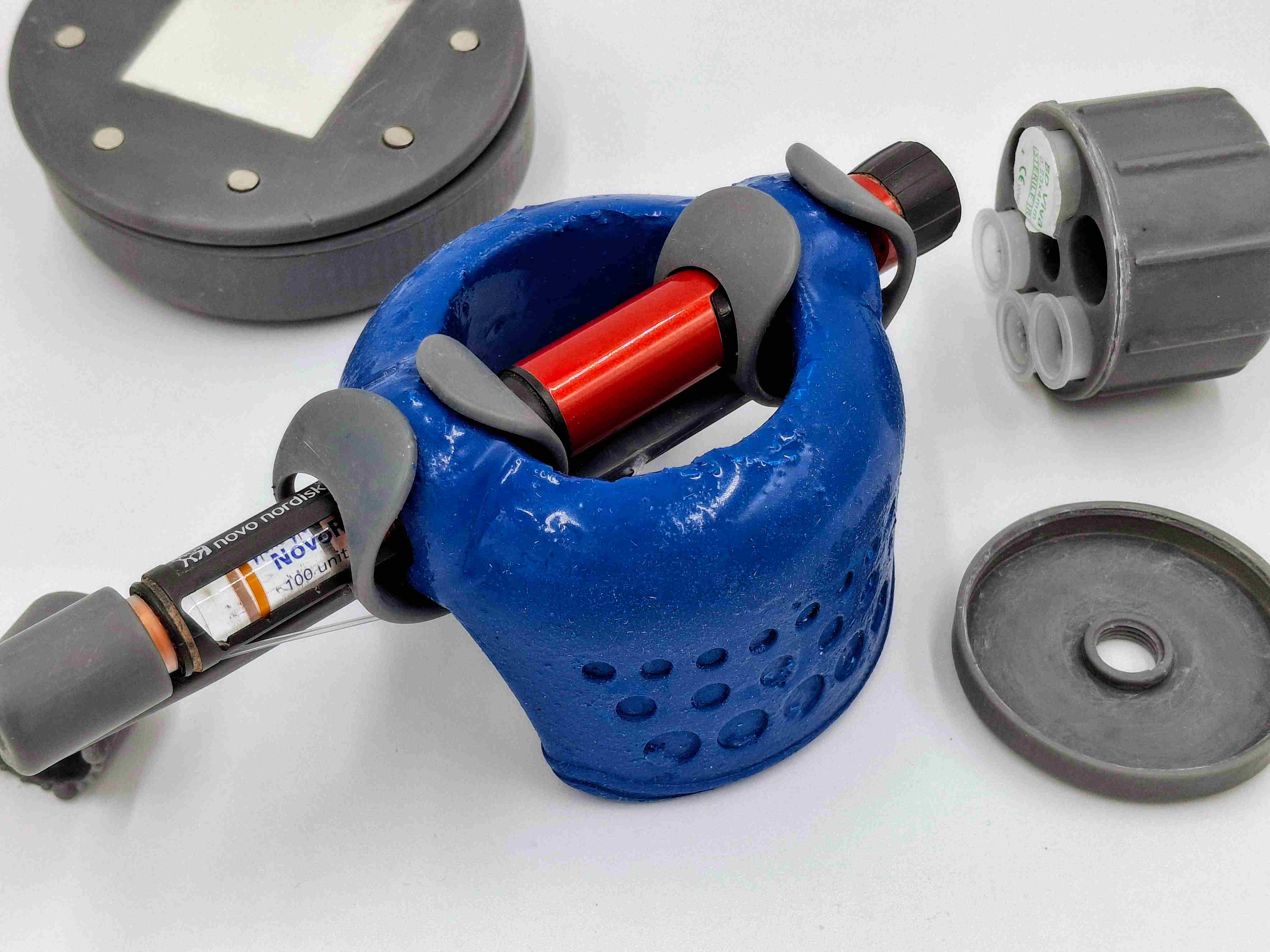 Hylow Injector zoomed in photo, seeing its circular blue form. The injector is at the center and the rest of the components are around it.